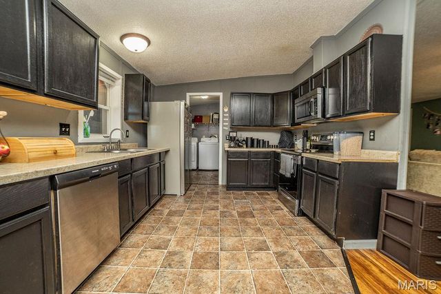 2140 Foxwood Court, Lebanon, MO 65536