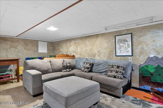 5916 Ashby Ln, Louisville, KY 40272