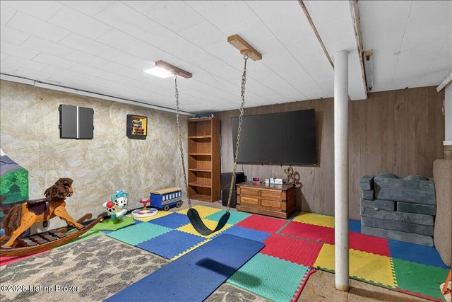 5916 Ashby Ln, Louisville, KY 40272