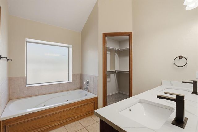 515 E Greenwood Lane, Mustang, OK 73064