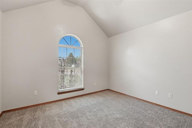 515 E Greenwood Lane, Mustang, OK 73064
