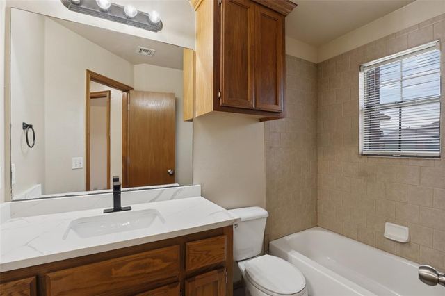 515 E Greenwood Lane, Mustang, OK 73064