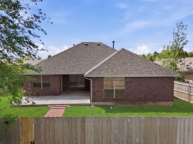 515 E Greenwood Lane, Mustang, OK 73064