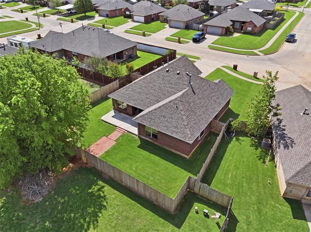 515 E Greenwood Lane, Mustang, OK 73064