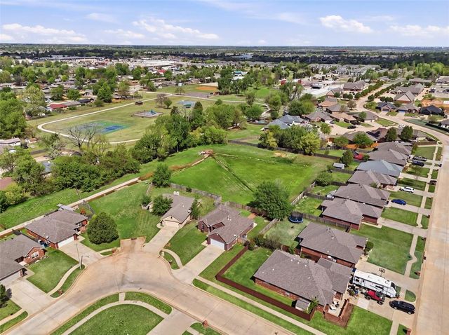 515 E Greenwood Lane, Mustang, OK 73064