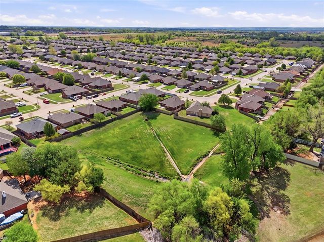 515 E Greenwood Lane, Mustang, OK 73064
