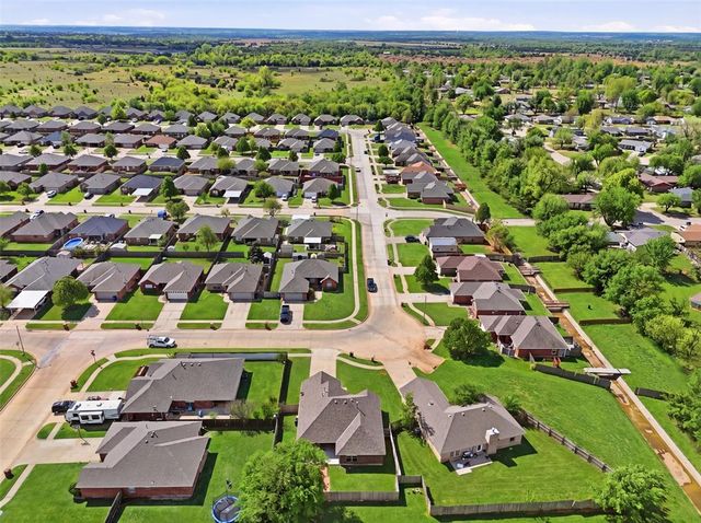 515 E Greenwood Lane, Mustang, OK 73064