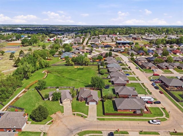 515 E Greenwood Lane, Mustang, OK 73064