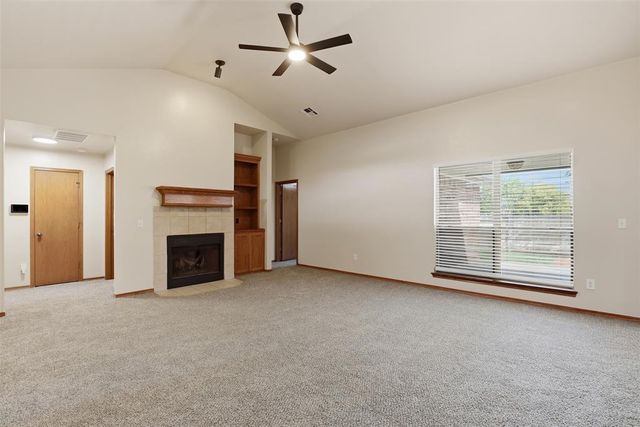 515 E Greenwood Lane, Mustang, OK 73064