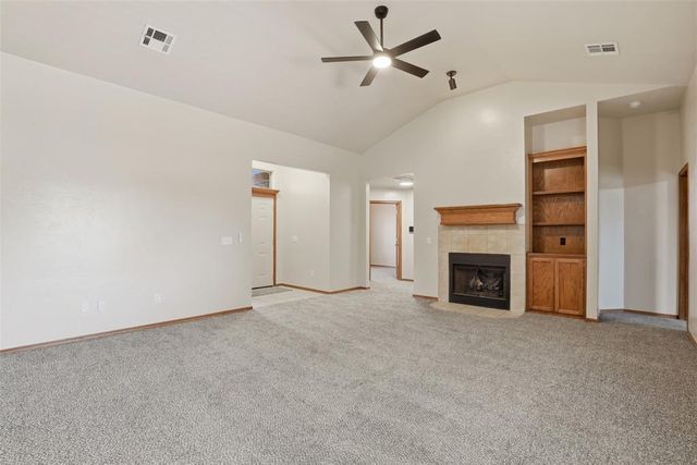 515 E Greenwood Lane, Mustang, OK 73064