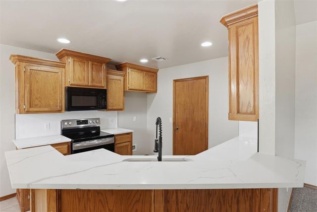 515 E Greenwood Lane, Mustang, OK 73064