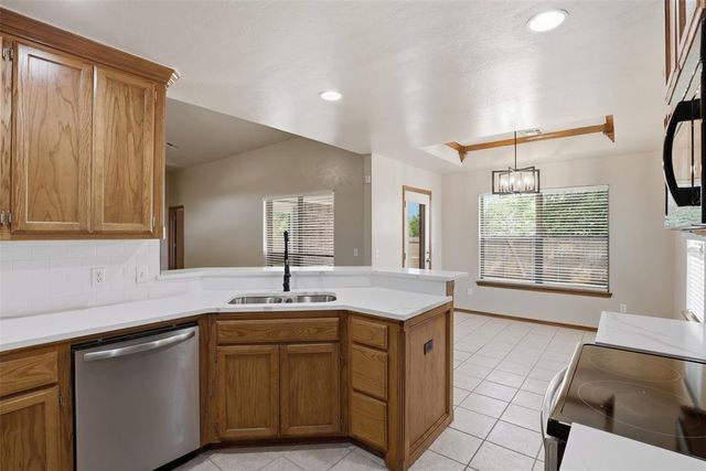 515 E Greenwood Lane, Mustang, OK 73064