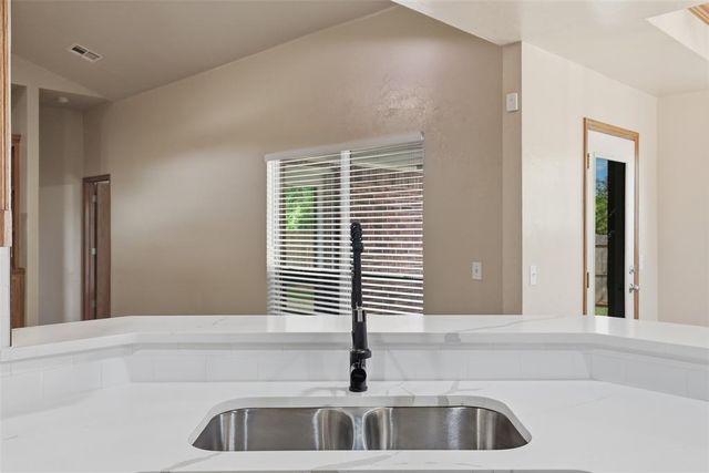 515 E Greenwood Lane, Mustang, OK 73064