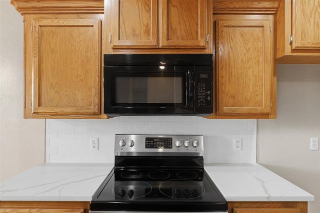515 E Greenwood Lane, Mustang, OK 73064