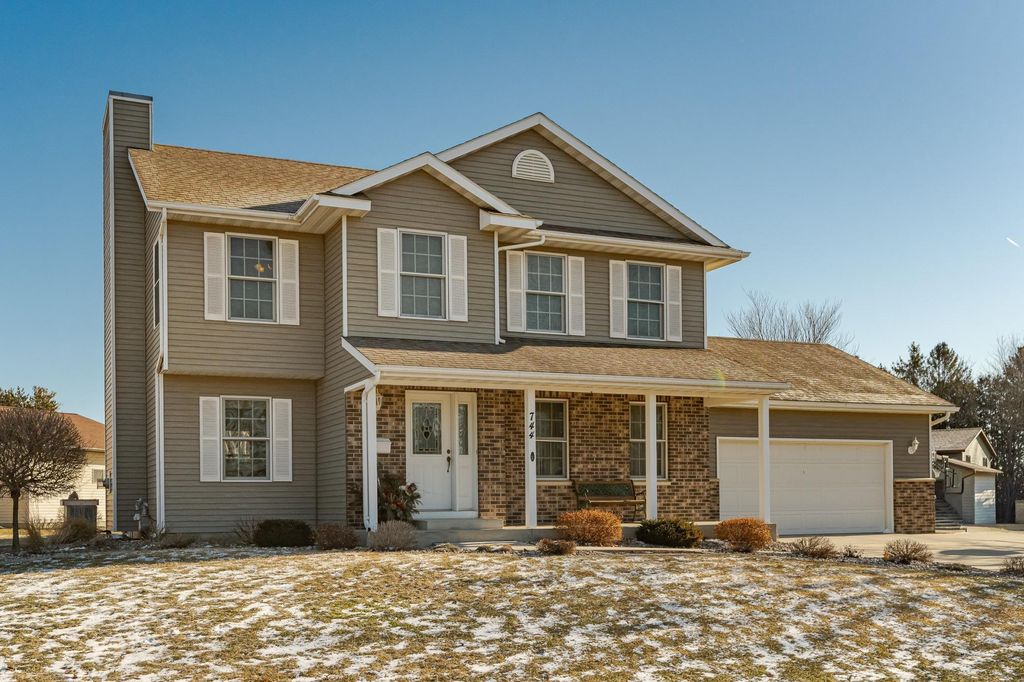 744 Jefferson Avenue SW, Eyota, MN 55934