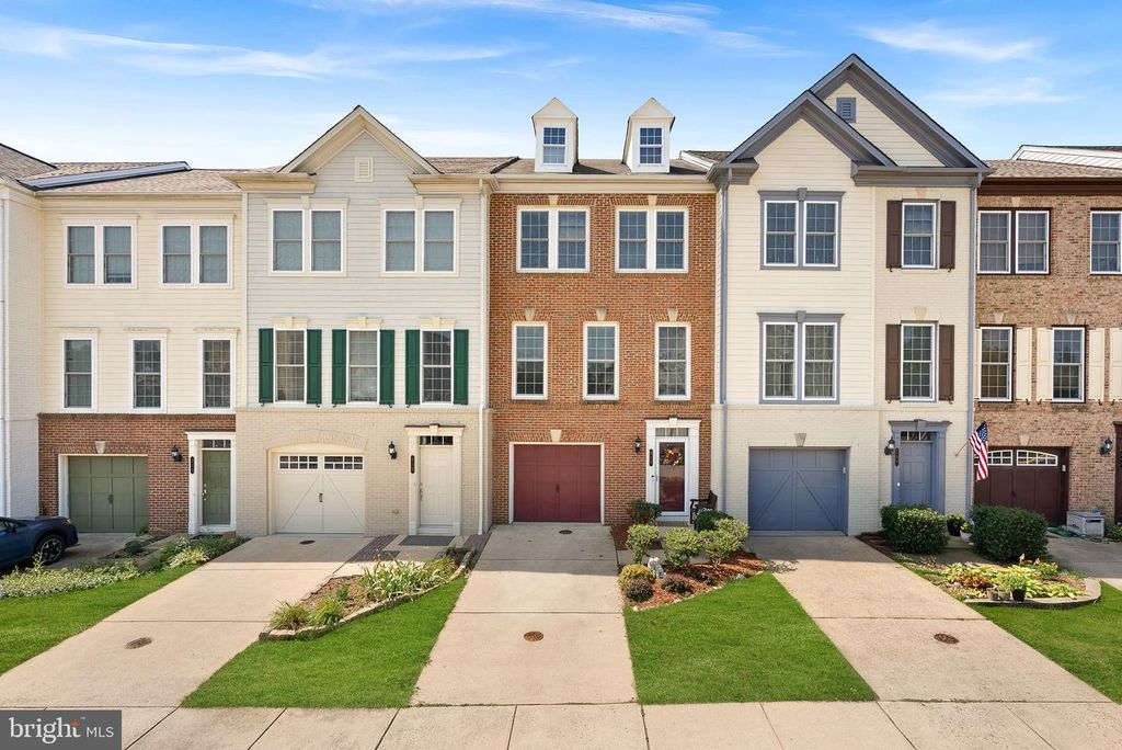 211 GREAT LAUREL SQ SE, Leesburg, VA 20175