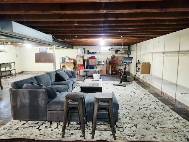 2527 S 82nd STREET, West Allis, WI 53219