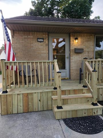 2527 S 82nd STREET, West Allis, WI 53219