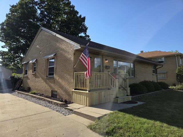 2527 S 82nd STREET, West Allis, WI 53219