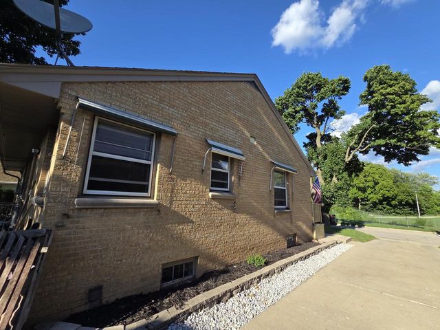 2527 S 82nd STREET, West Allis, WI 53219