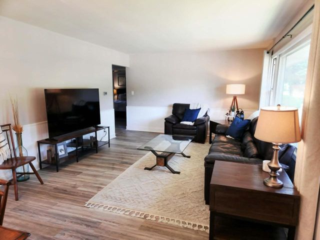 2527 S 82nd STREET, West Allis, WI 53219