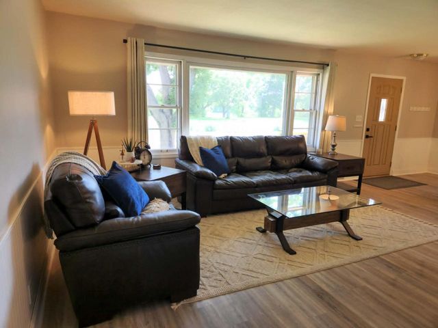 2527 S 82nd STREET, West Allis, WI 53219