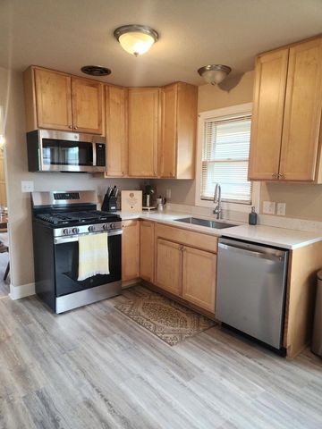 2527 S 82nd STREET, West Allis, WI 53219