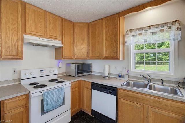 1055 Josephs Lane, Pinnacle, NC 27043