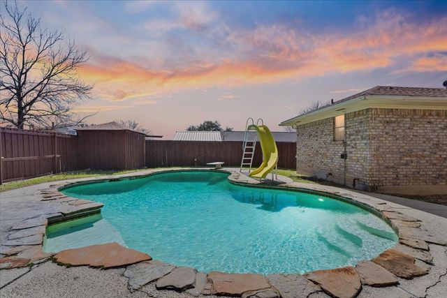 910 Bradfield Drive, Garland, TX 75042