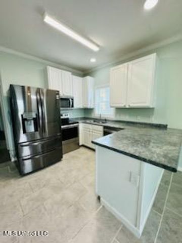 2505 Esplanade Street, B, Ocean Springs, MS 39564