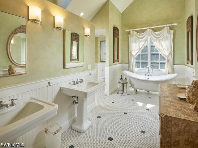 2750 Treasure LN, Naples, FL 34102