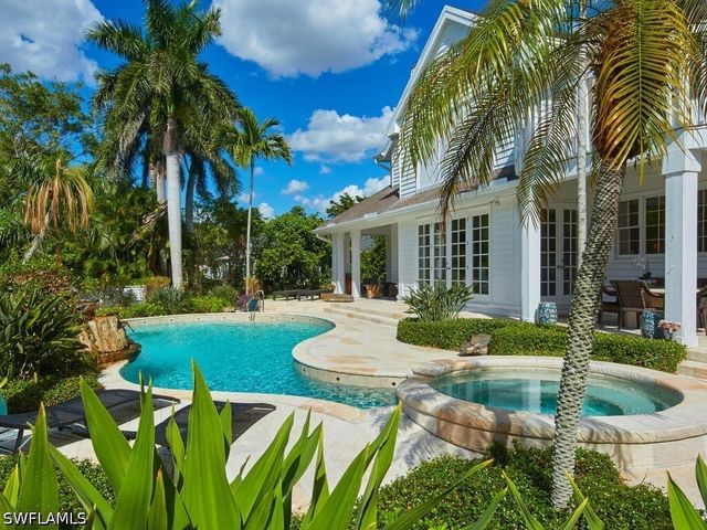2750 Treasure LN, Naples, FL 34102