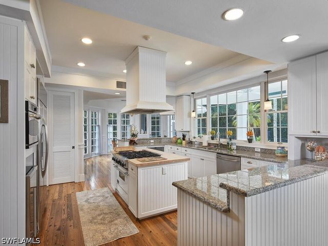 2750 Treasure LN, Naples, FL 34102