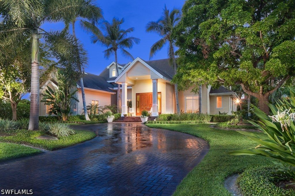 2750 Treasure LN, Naples, FL 34102