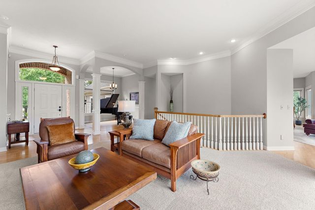 8072 Enclave Circle, Woodbury, MN 55125