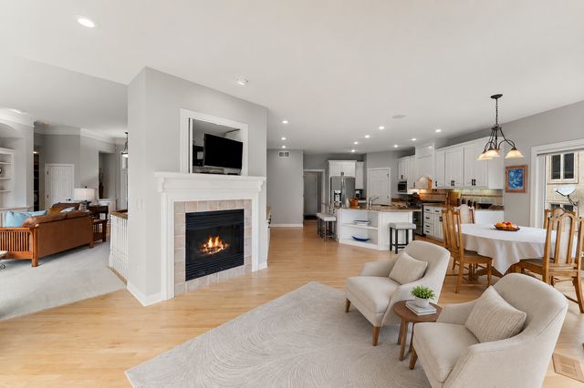 8072 Enclave Circle, Woodbury, MN 55125