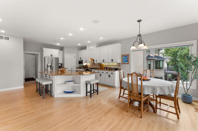 8072 Enclave Circle, Woodbury, MN 55125