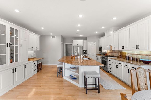 8072 Enclave Circle, Woodbury, MN 55125