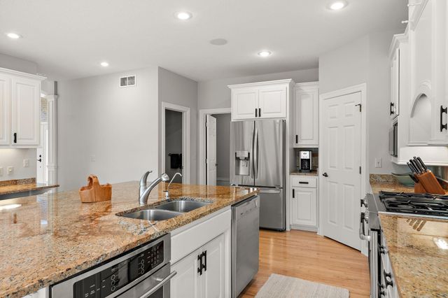 8072 Enclave Circle, Woodbury, MN 55125