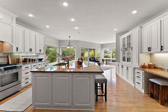 8072 Enclave Circle, Woodbury, MN 55125