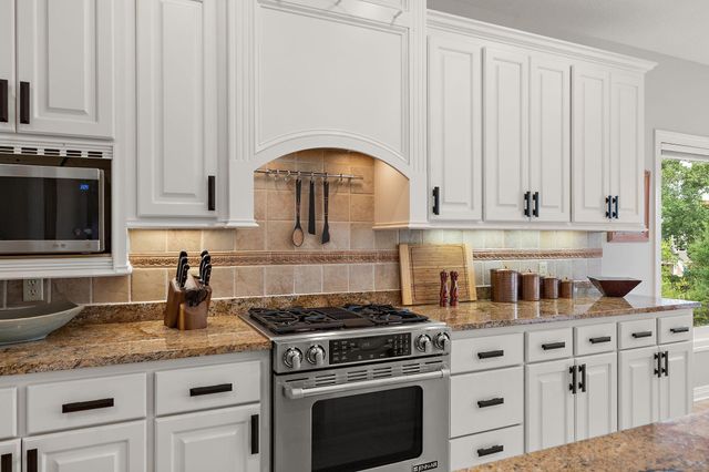 8072 Enclave Circle, Woodbury, MN 55125