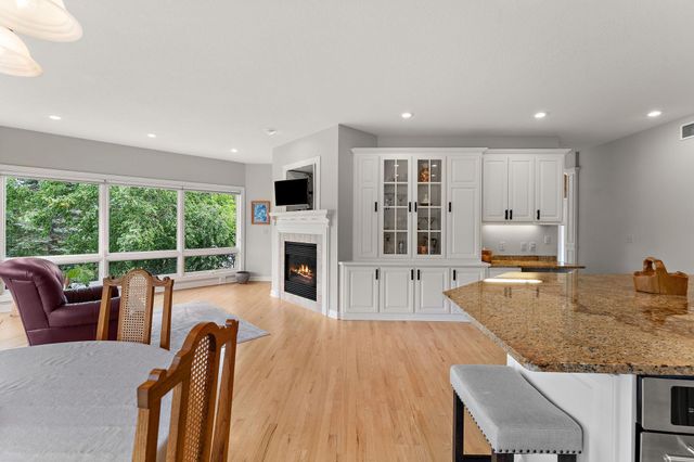 8072 Enclave Circle, Woodbury, MN 55125