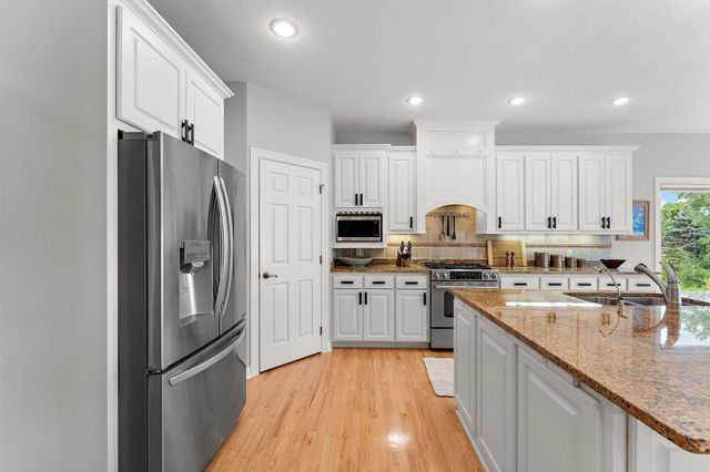 8072 Enclave Circle, Woodbury, MN 55125