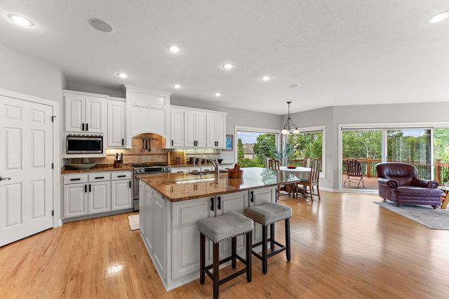 8072 Enclave Circle, Woodbury, MN 55125