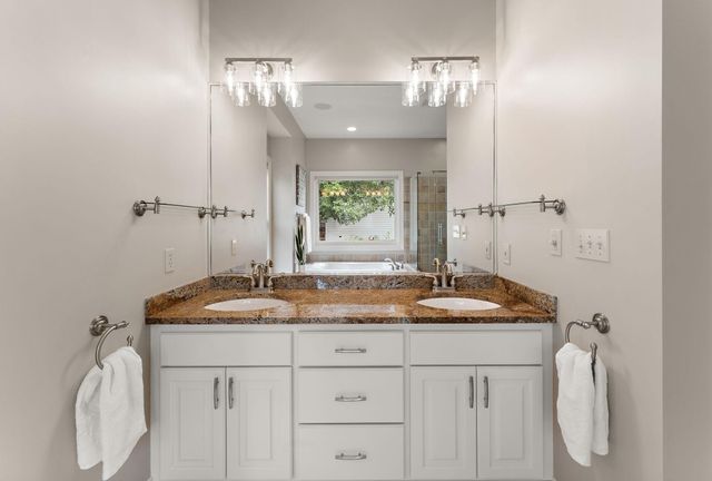 8072 Enclave Circle, Woodbury, MN 55125