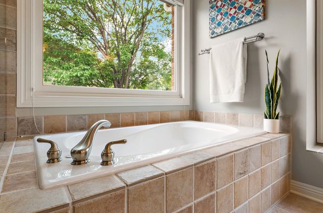 8072 Enclave Circle, Woodbury, MN 55125