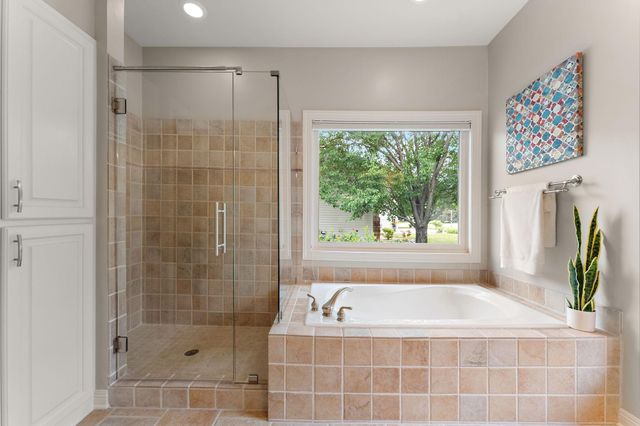8072 Enclave Circle, Woodbury, MN 55125