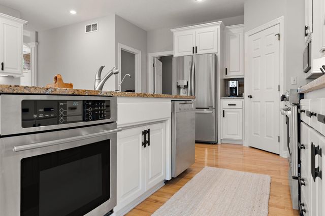 8072 Enclave Circle, Woodbury, MN 55125