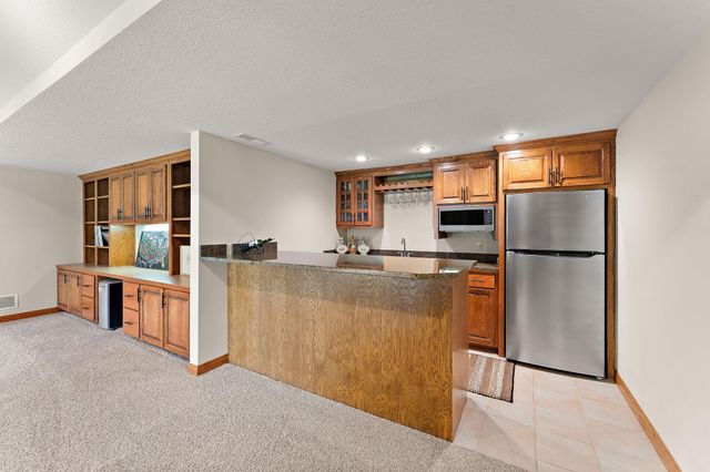 8072 Enclave Circle, Woodbury, MN 55125