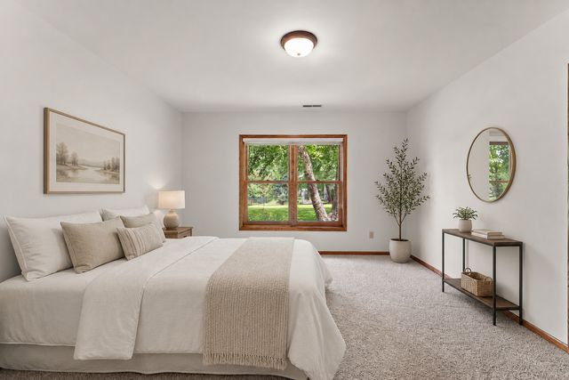 8072 Enclave Circle, Woodbury, MN 55125